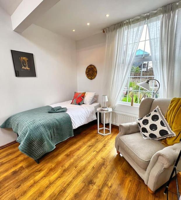 True Colours Apartment In Central Location Bangor  Kültér fotó