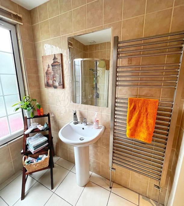 True Colours Apartment In Central Location Bangor  Kültér fotó