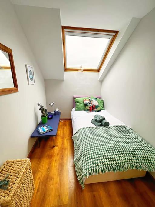 True Colours Apartment In Central Location Bangor  Kültér fotó