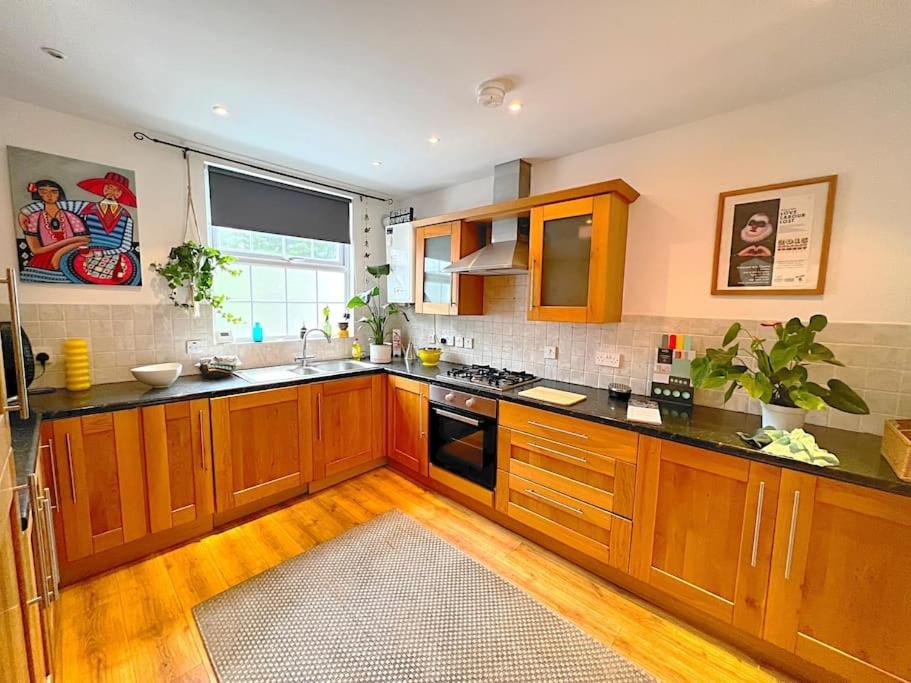 True Colours Apartment In Central Location Bangor  Kültér fotó